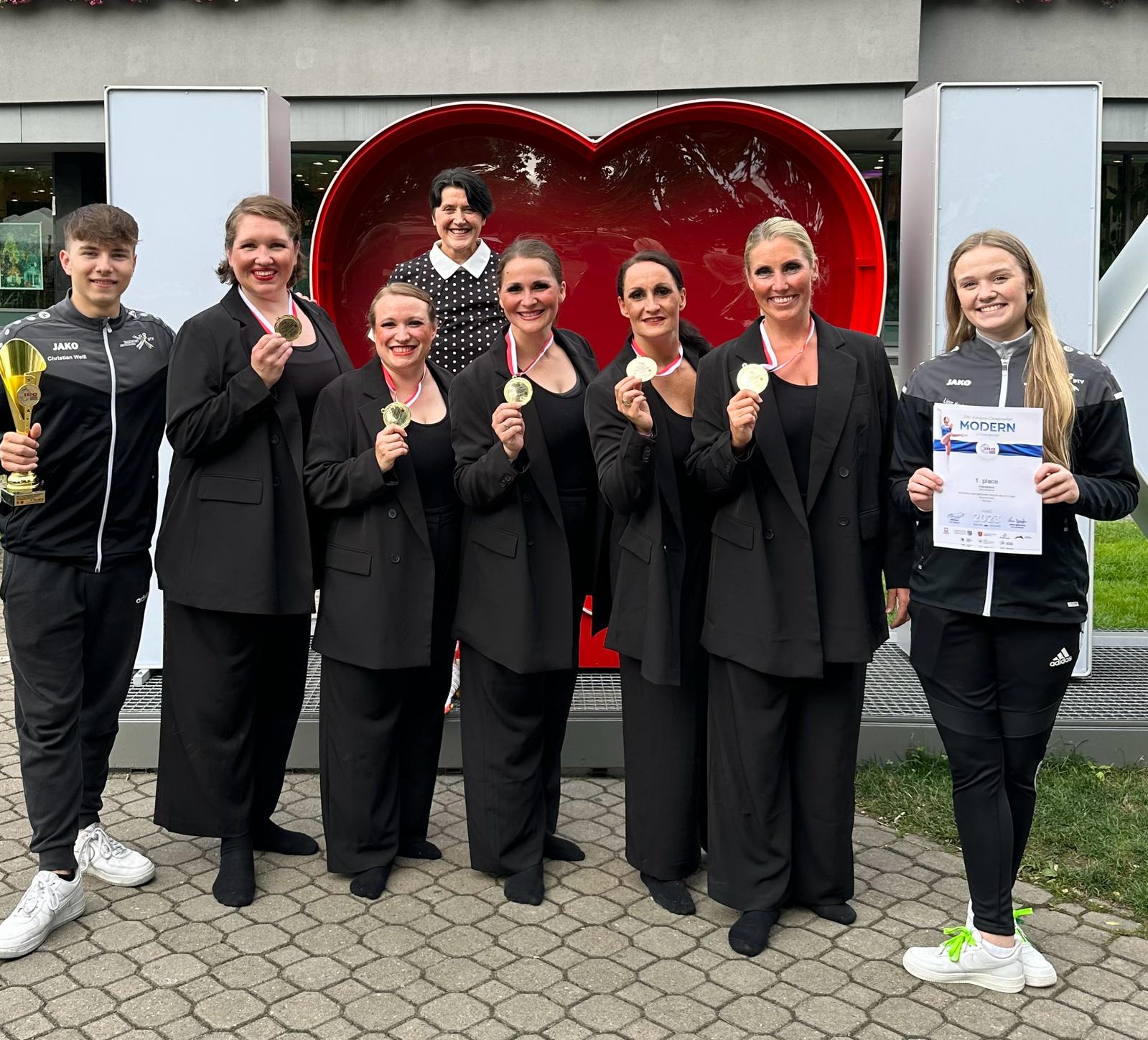 Gruppenfoto mit Christian, Claudia, Linn und Impression auf der EM 2023 - TSC Recklinghausen